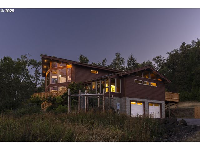 880 JEWEL Dr, Roseburg, OR 97471