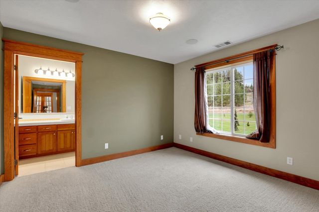 8615 E Lindgren Rd, Spokane, WA 99217