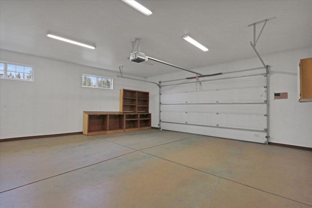 8615 E Lindgren Rd, Spokane, WA 99217