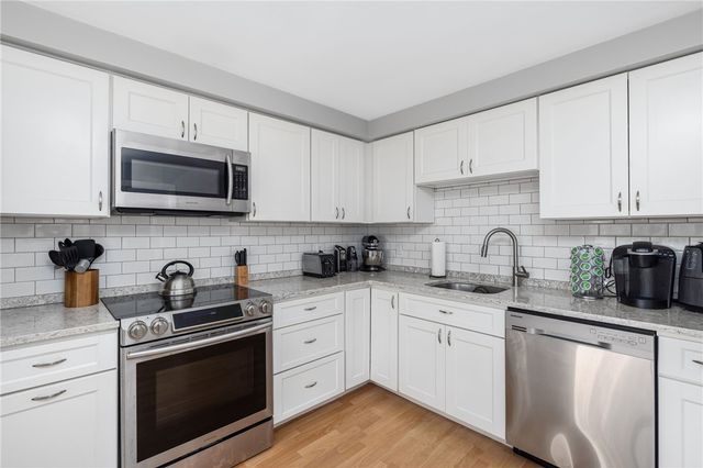 288 Green End Avenue, Middletown, RI 02842