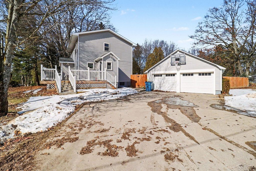 6812 W Decker Road, Ludington, MI 49431