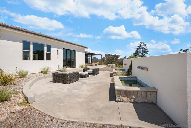 588 Twin Country Ln, Fallbrook, CA 92028