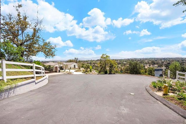588 Twin Country Ln, Fallbrook, CA 92028