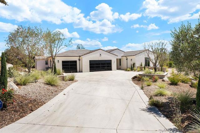 588 Twin Country Ln, Fallbrook, CA 92028