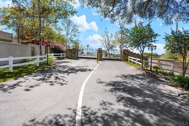 588 Twin Country Ln, Fallbrook, CA 92028