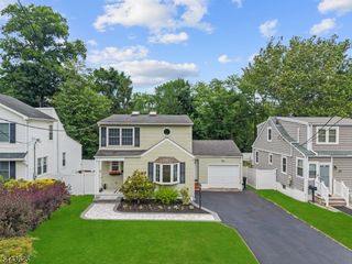 25 2nd Ave, Roseland Boro, NJ 07068