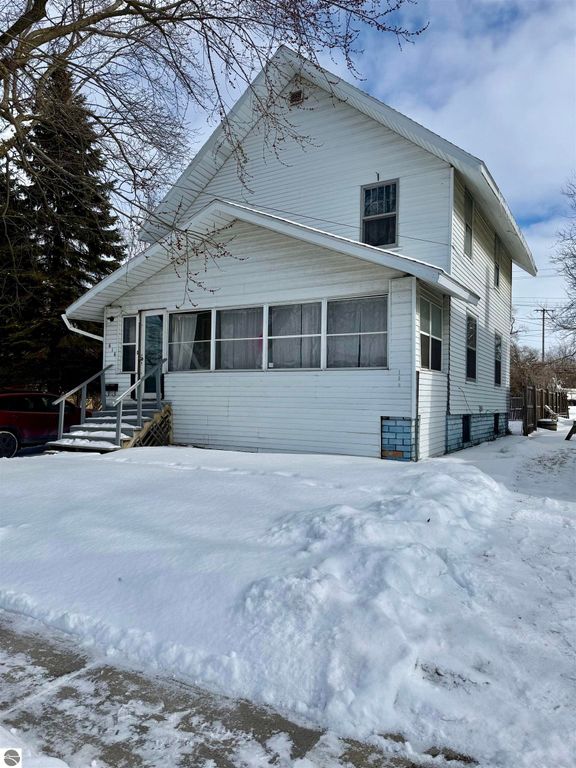 Image 1 of property listing at 616 Bridge Avenue, Alma, MI 48801