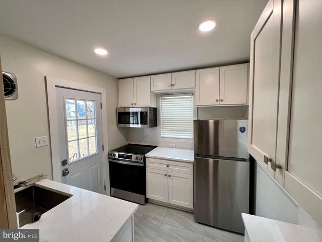 222 BERLIN RD N, Lindenwold, NJ 08021