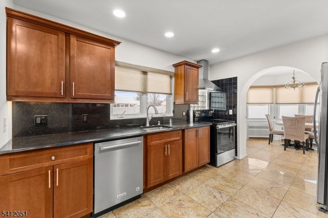 80 Glenwood Ave, Elmwood Park Boro, NJ 07407