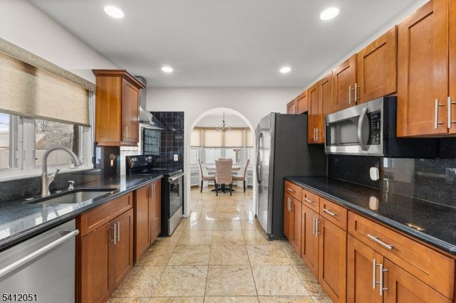 80 Glenwood Ave, Elmwood Park Boro, NJ 07407