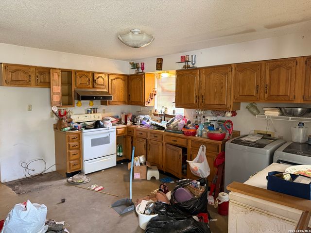 354 6th, Poteet, TX 78065