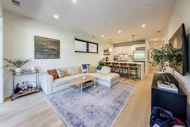 1755 W Cornelia Avenue 2, Chicago, IL 60657