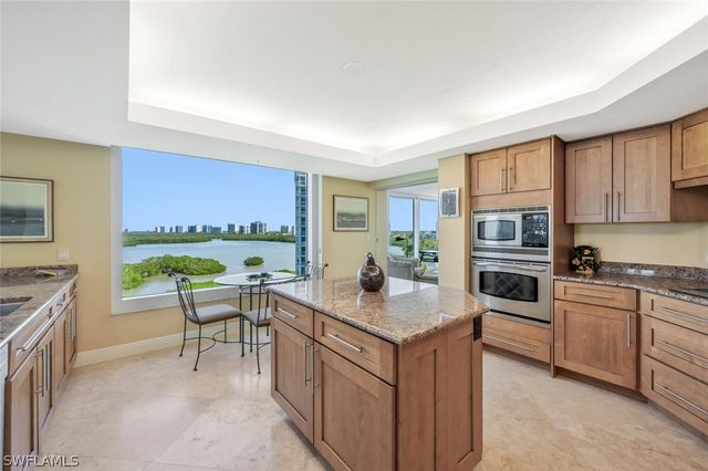 20 Seagate DR 803, Naples, FL 34103