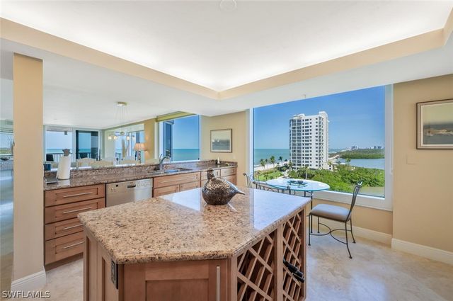 20 Seagate DR 803, Naples, FL 34103
