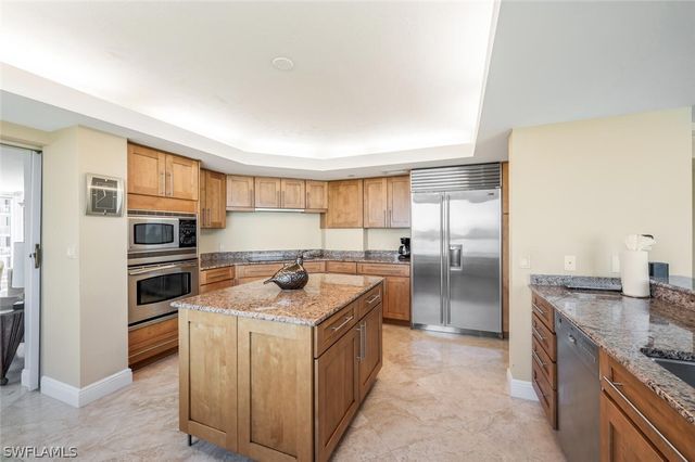 20 Seagate DR 803, Naples, FL 34103