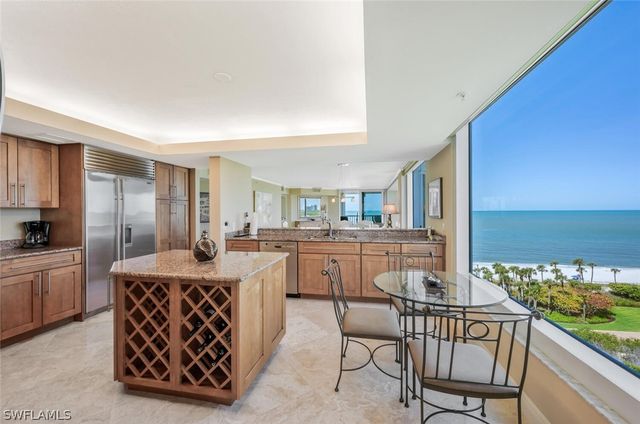 20 Seagate DR 803, Naples, FL 34103