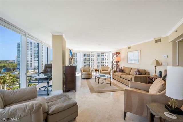 20 Seagate DR 803, Naples, FL 34103