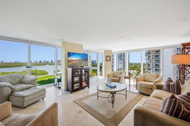 20 Seagate DR 803, Naples, FL 34103