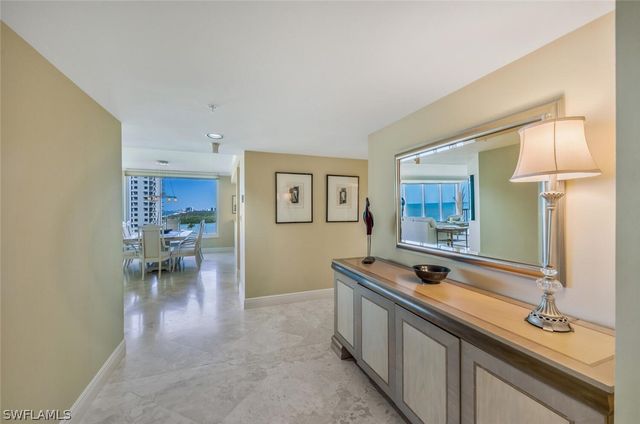 20 Seagate DR 803, Naples, FL 34103
