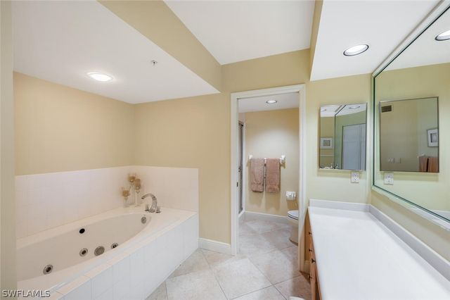 20 Seagate DR 803, Naples, FL 34103