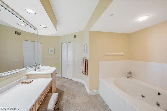 20 Seagate DR 803, Naples, FL 34103
