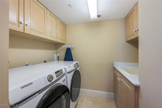 20 Seagate DR 803, Naples, FL 34103