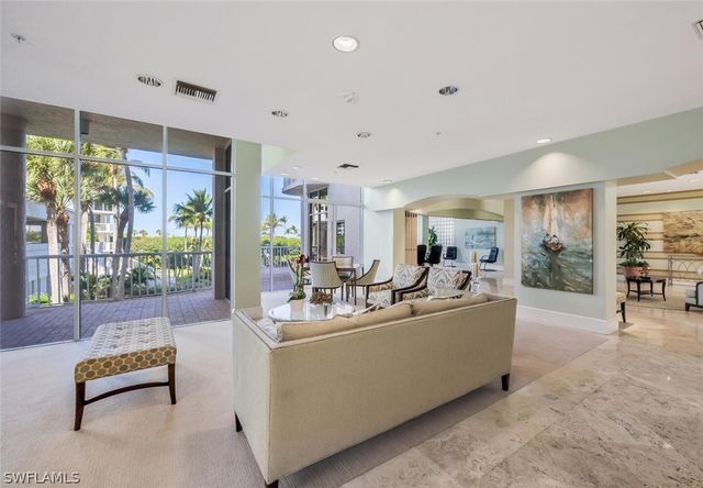 20 Seagate DR 803, Naples, FL 34103