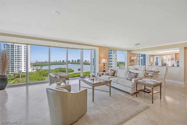 20 Seagate DR 803, Naples, FL 34103