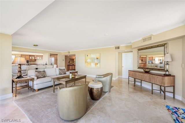 20 Seagate DR 803, Naples, FL 34103