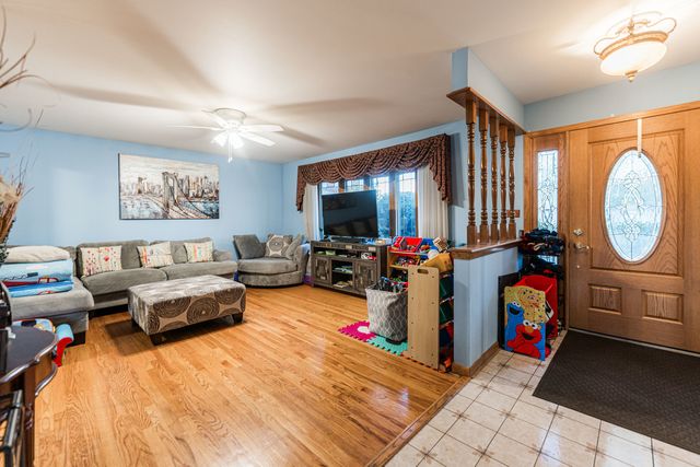 1527 W Holtz Avenue, Addison, IL 60101