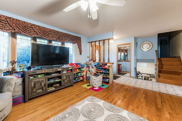 1527 W Holtz Avenue, Addison, IL 60101