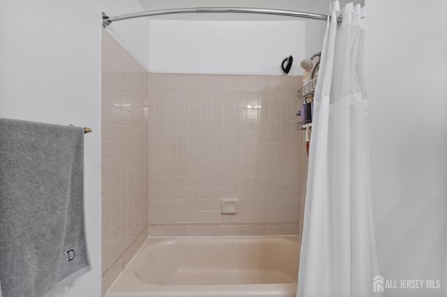 267-a Alpine Way 267a, Woodbridge Proper, NJ 07095