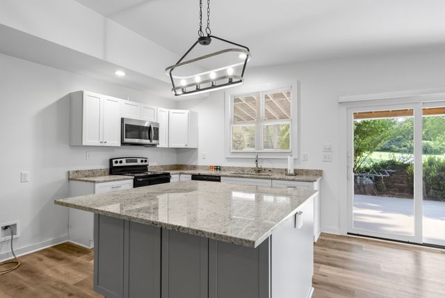 250 Rockland Rd, Hendersonville, TN 37075