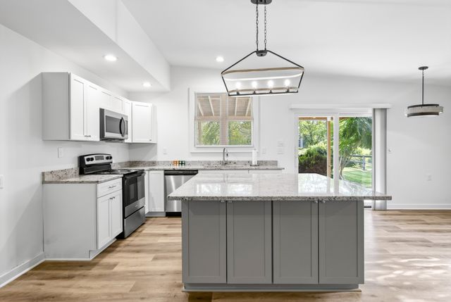 250 Rockland Rd, Hendersonville, TN 37075