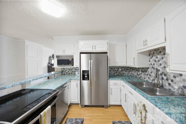 611 W Lewis Street, Dallas, NC 28034