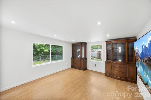 611 W Lewis Street, Dallas, NC 28034