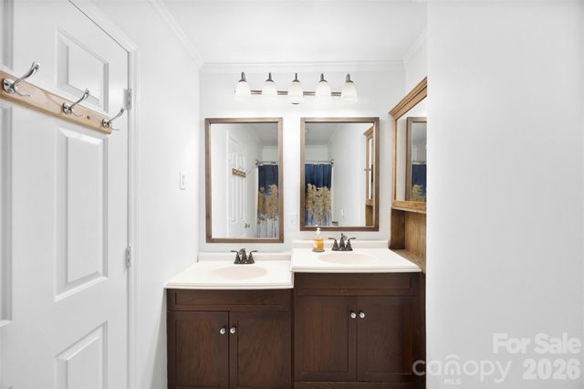 611 W Lewis Street, Dallas, NC 28034