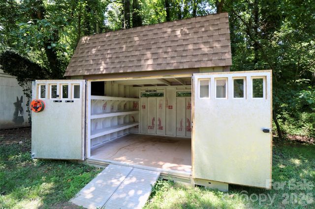 611 W Lewis Street, Dallas, NC 28034