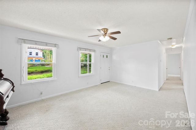 611 W Lewis Street, Dallas, NC 28034