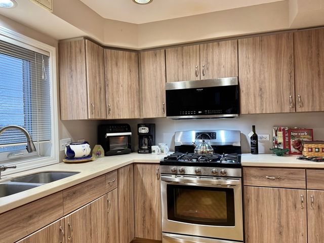 1325 PERRY Street 606, Des Plaines, IL 60016