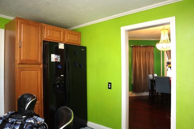 81 Pilgrim Ave, Worcester, MA 01604