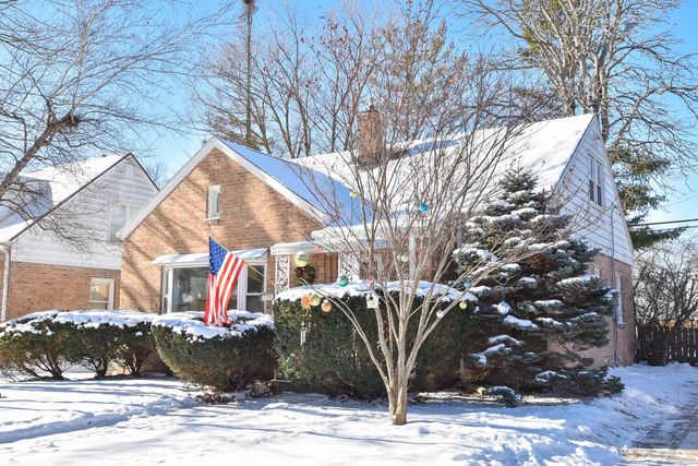 4949 N Berkeley BOULEVARD, Whitefish Bay, WI 53217