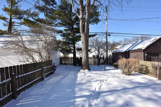 4949 N Berkeley BOULEVARD, Whitefish Bay, WI 53217