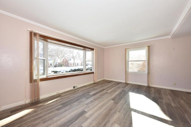 4949 N Berkeley BOULEVARD, Whitefish Bay, WI 53217