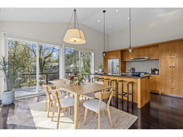 5202 Sw NORTHWOOD Ave, Portland, OR 97239