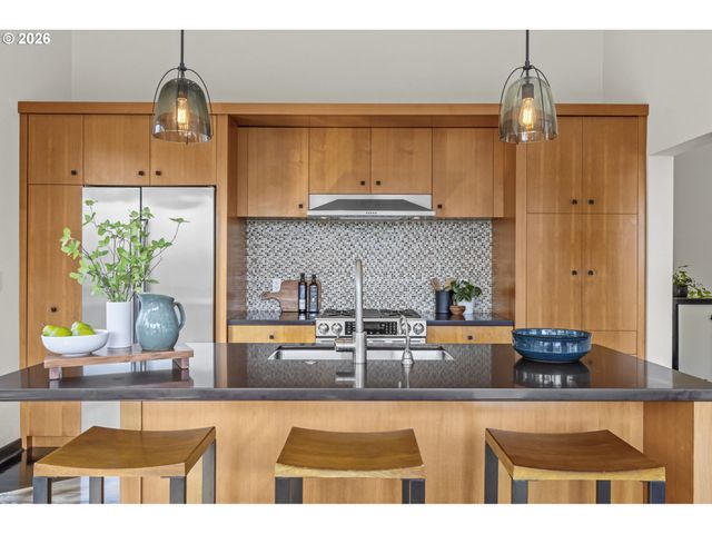 5202 Sw NORTHWOOD Ave, Portland, OR 97239