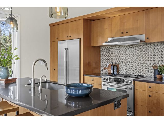 5202 Sw NORTHWOOD Ave, Portland, OR 97239