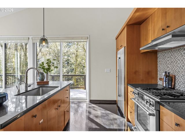 5202 Sw NORTHWOOD Ave, Portland, OR 97239