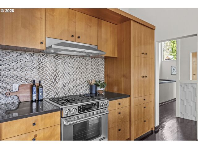 5202 Sw NORTHWOOD Ave, Portland, OR 97239