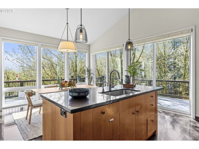 5202 Sw NORTHWOOD Ave, Portland, OR 97239